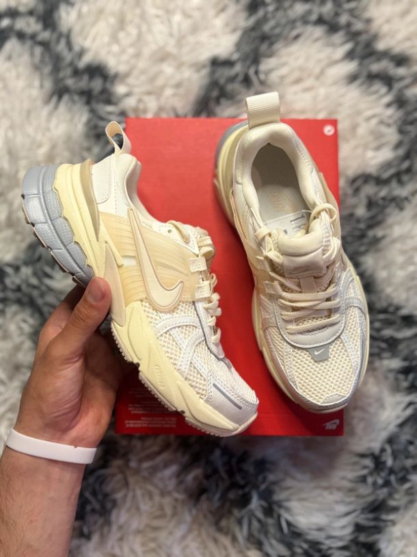 Nike V2K Run Pale Ivory (35.5 EU)